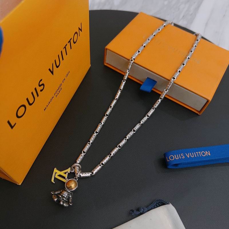 LV Necklace 02lyr08